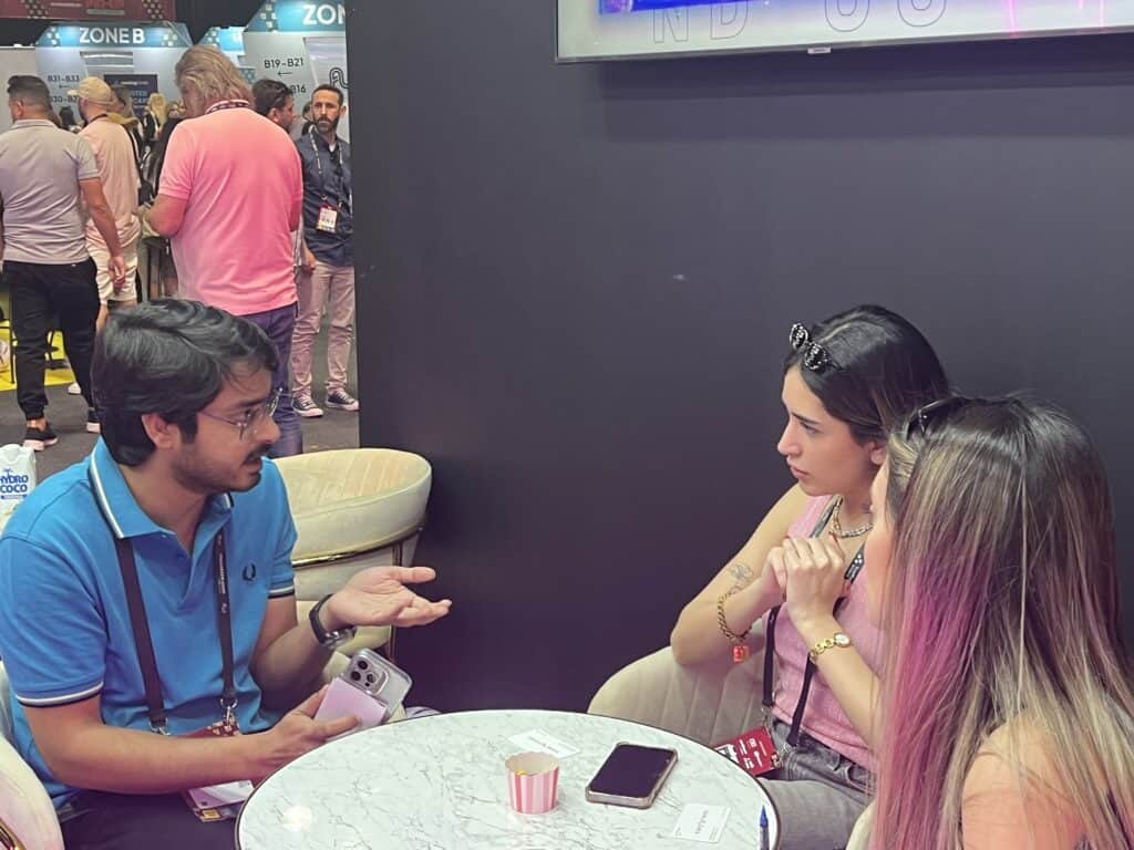 My Takeaways from Affiliate World Dubai 2024 - Dubai Gold Decoded 15 AW Dubai - connecting with other participants